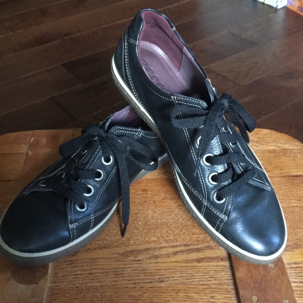 Ladies EUC Ecco lace up shoes - size 8 💕